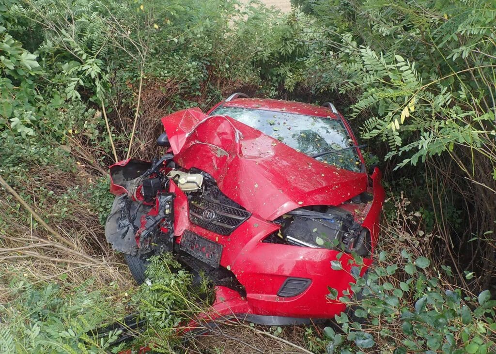 Řidička červeného vozu KIA nezvládla ve středu řízení u obce Hradčovice. Foto: HZS ZK