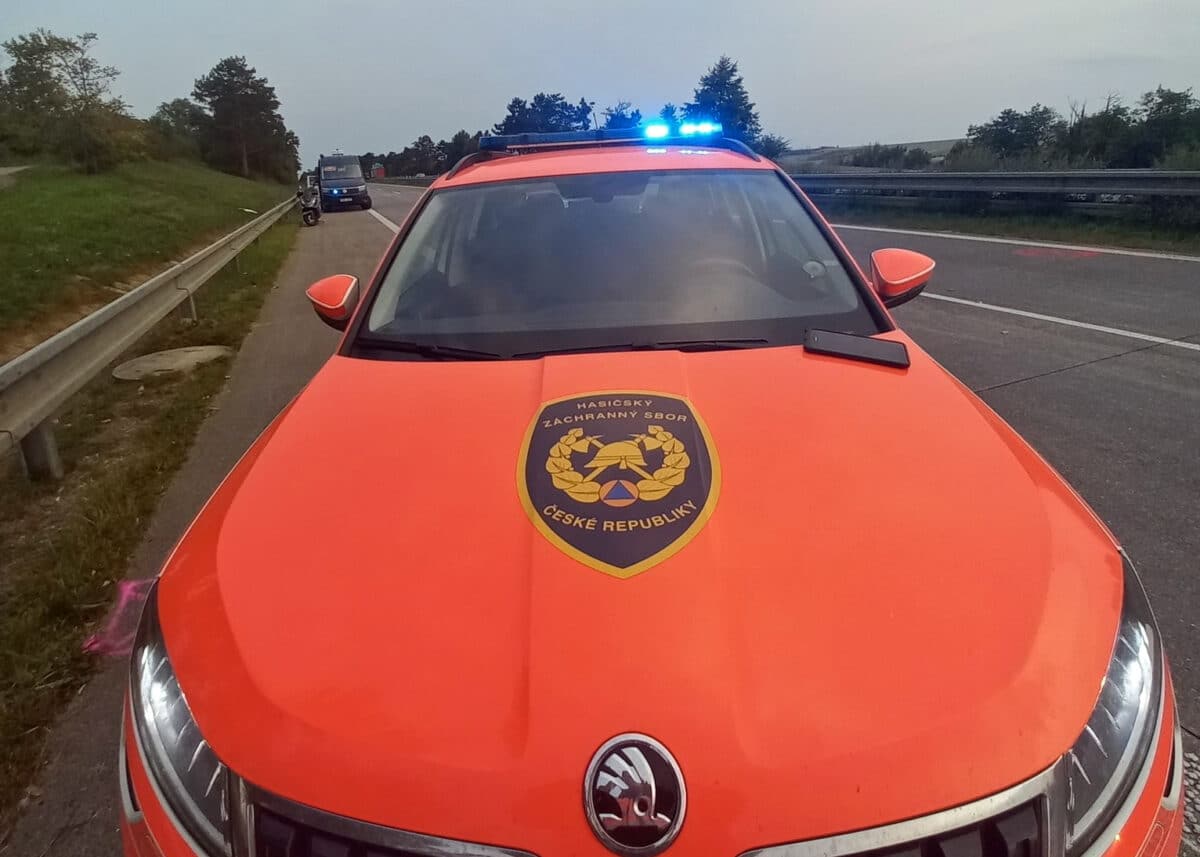 Hasiči zasahují u tragické nehody na dálnici D2 u Hustopečí. Foto: HZS JMK