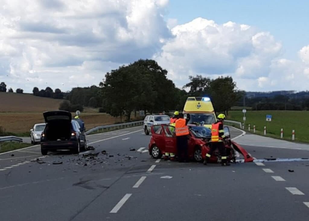 Nehoda dvou aut na silnici I/19 u obcí Věžná a Kámen na Pelhřimovsku. Foto: HZS