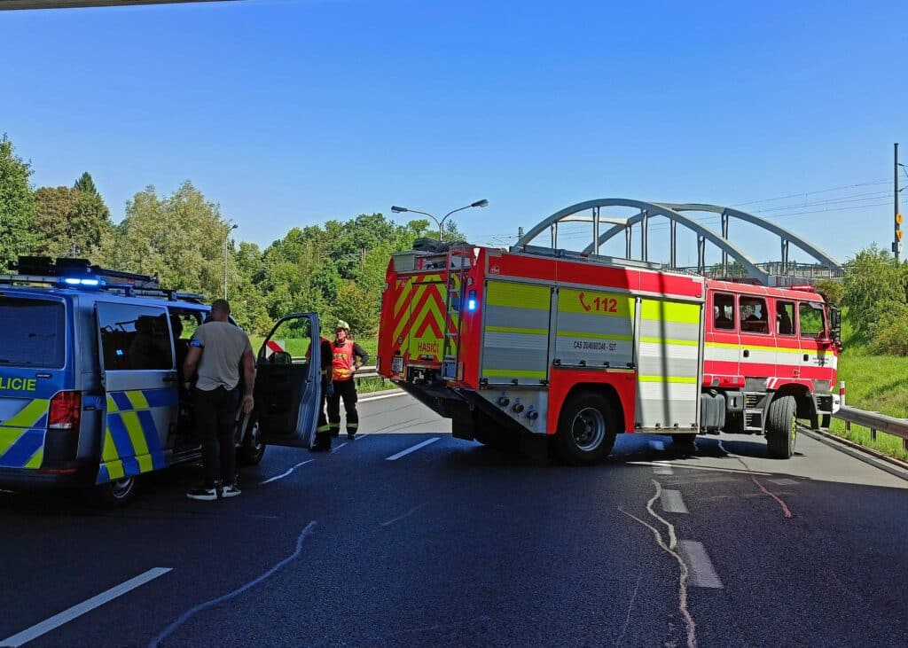 Tragická nehoda uzavřela průtah Karlovými Vary. Foto: HZS