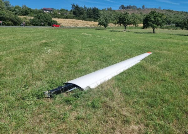 V Podhořanech se dnes zřítil kluzák. Foto: PČR