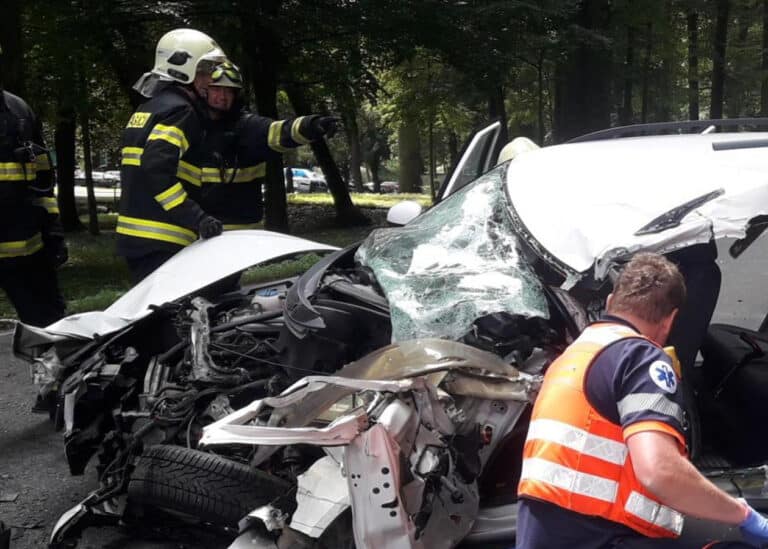 Vážná nehoda Fabie a přívěsu u Konopiště. Foto: HZS STC