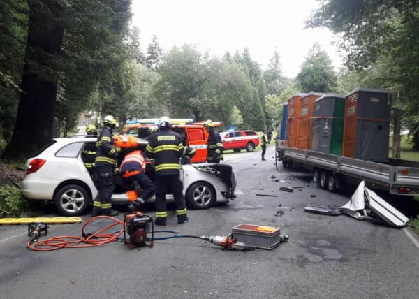 Vážná nehoda Fabie a přívěsu u Konopiště. Foto: HZS STC