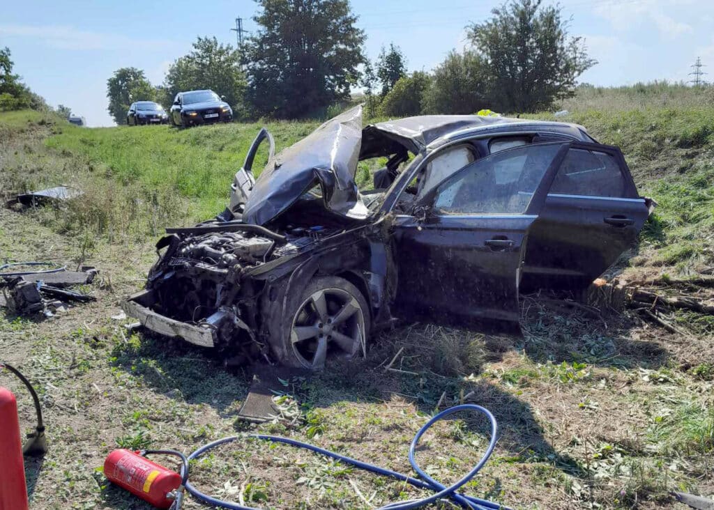 Vážná nehoda vozu Audi u Loun. Foto: HZS