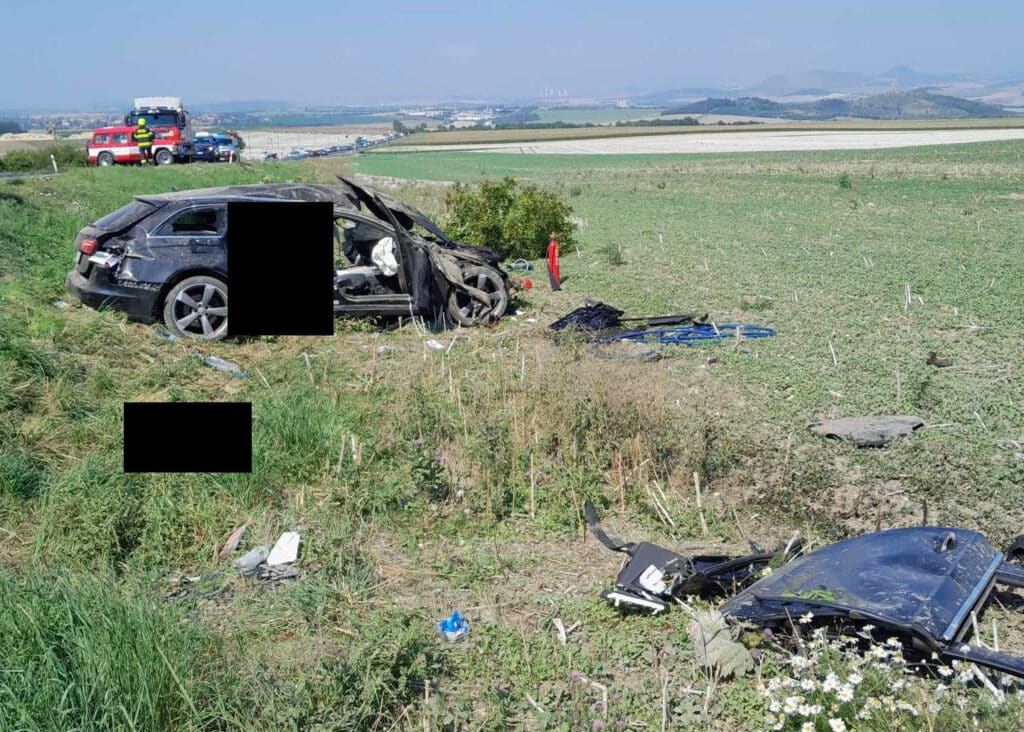 Vážná nehoda vozu Audi u Loun. Foto: HZS