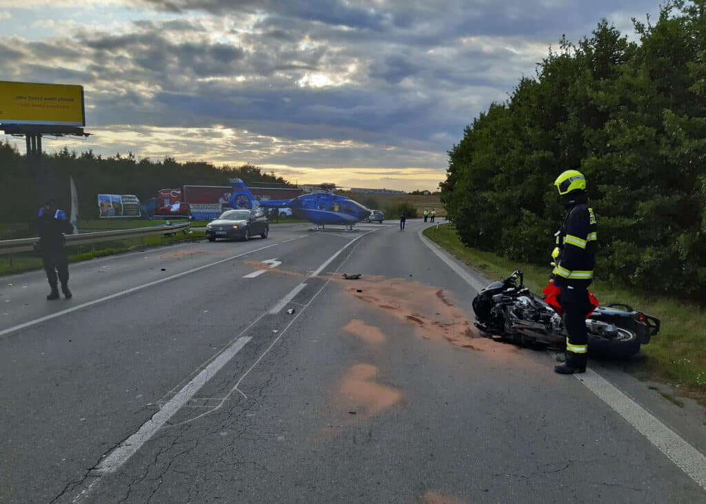 Nehoda motorky v Českobrodské ulici v Praze. Foto: HZS Praha