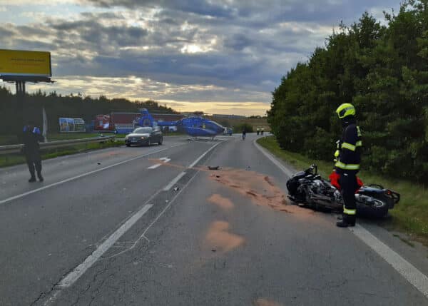 Nehoda motorky v Českobrodské ulici v Praze. Foto: HZS Praha