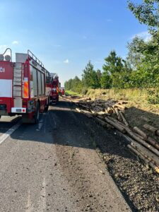 Nehoda kamionu se dřevem zablokovala dálnici D3 na České Budějovice. Foto: PČR