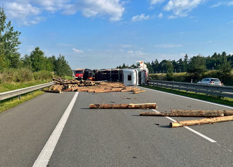 Nehoda kamionu se dřevem zablokovala dálnici D3 na České Budějovice. Foto: HZS