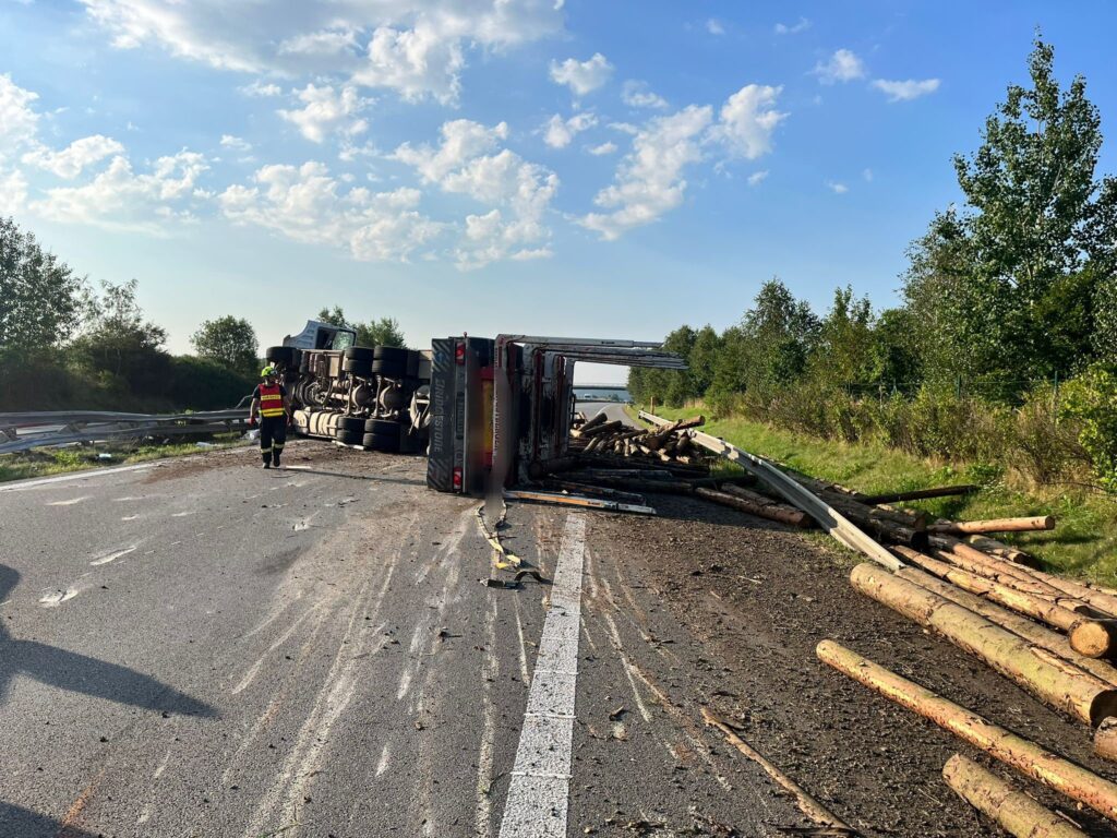 Nehoda kamionu se dřevem zablokovala dálnici D3 na České Budějovice. Foto: HZS