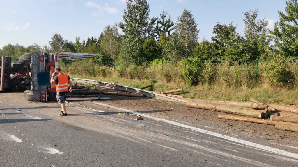 Nehoda kamionu se dřevem zablokovala dálnici D3 na České Budějovice. Foto: PČR