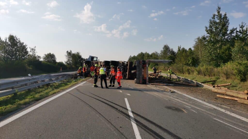 Nehoda kamionu se dřevem zablokovala dálnici D3 na České Budějovice. Foto: HZS