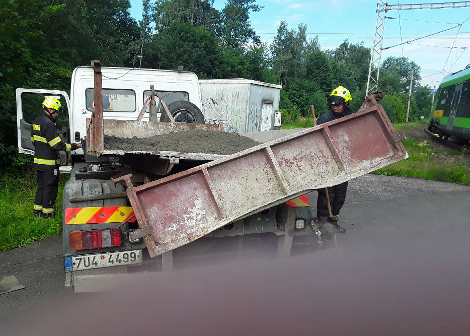 Nákladní vůz vjel před vlak v Děčíně Starém Městě. Foto: HZS