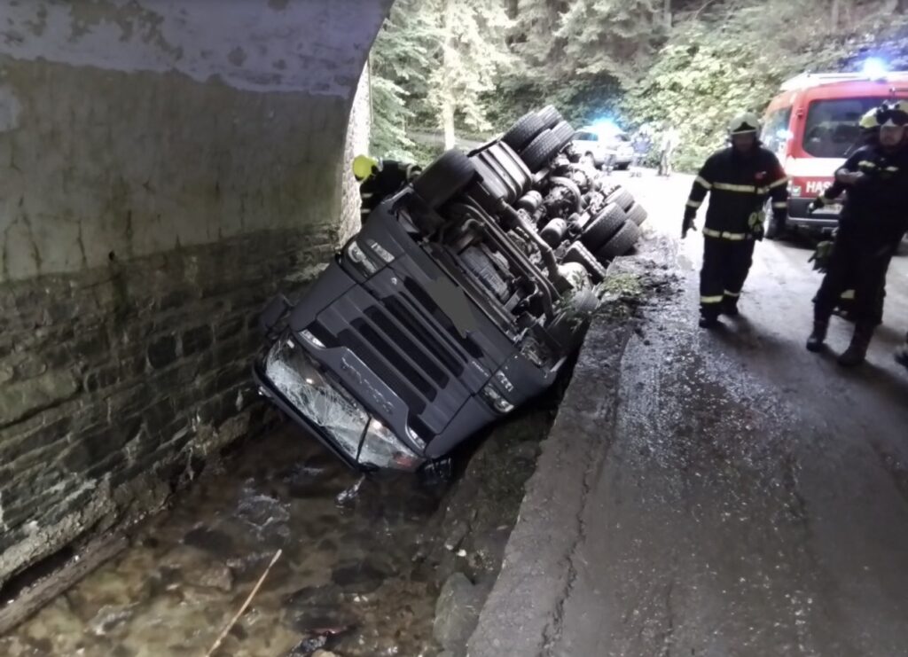 Kamion naložený dřevem se převrátil ve čtvrtek odpoledne u Branné. Foto: HZS