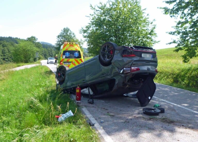 Vážná nehoda na Novopacku. Řidič převrátil Hyundai na střechu. Foto: HZS