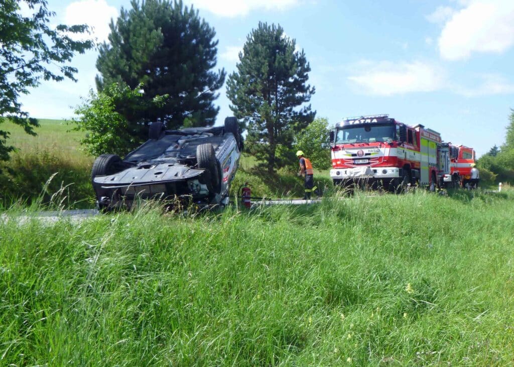 Vážná nehoda na Novopacku. Řidič převrátil Hyundai na střechu. Foto: HZS