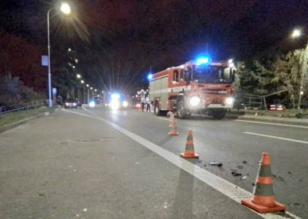 Řidička v Olomouci vrazila do zastávky Pionýrská a srazila dva lidi. Foto: HZS