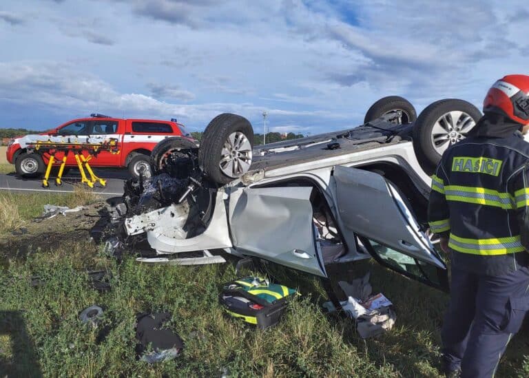 Auto po nehodě skončilo na střeše v Praze v ulici Pod Jankovem. Foto: HZS Praha