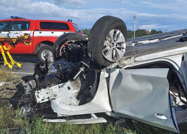 Auto po nehodě skončilo na střeše v Praze v ulici Pod Jankovem. Foto: HZS Praha