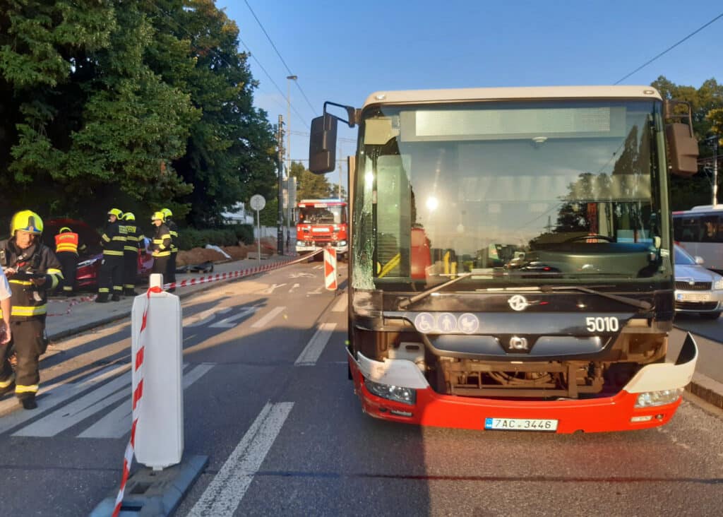 Nehoda autobusu a osobního auta v Evropské ulici v Praze. Foto: HZS Praha