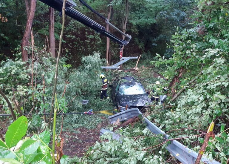 Řidič BMW v Praze Strakonické ulici prorazil svodidla a vyletěl ze silnice. Foto: HZS