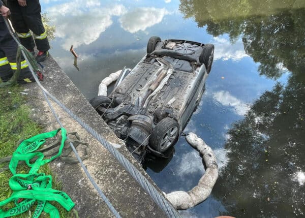 Opilý řidič skončil ve Svatoňovicích s autem v rybníku. Foto: HZS a PČR