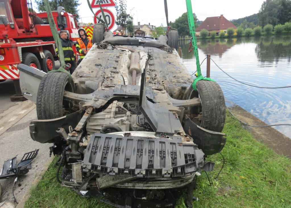 Opilý řidič skončil ve Svatoňovicích s autem v rybníku. Foto: HZS a PČR