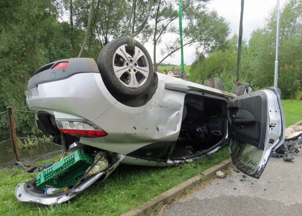 Opilý řidič skončil ve Svatoňovicích s autem v rybníku. Foto: HZS a PČR