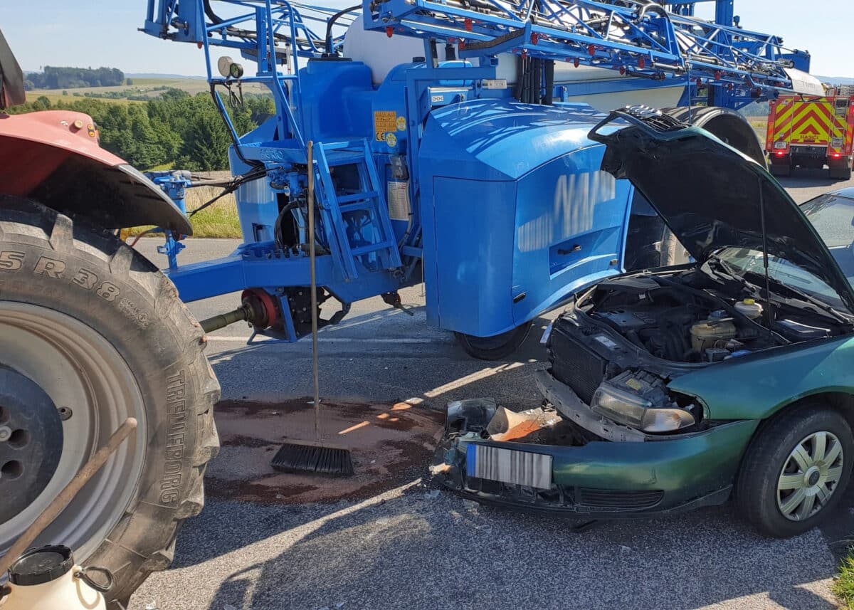Traktor se srazil s autem u Zábrodí na Náchodsku. Foto: Hasiči Červený Kostelec