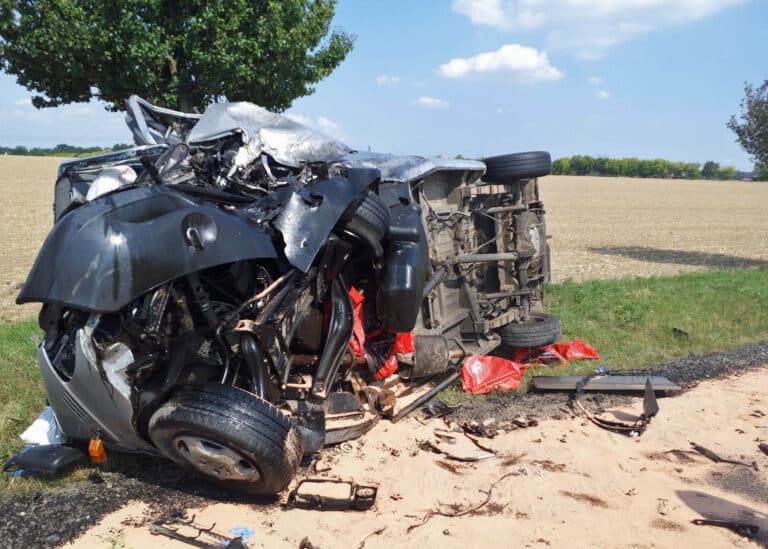 Dodávka skončila zničená po nehodě s autem v ulici Přátelství. Foto: HZS Praha