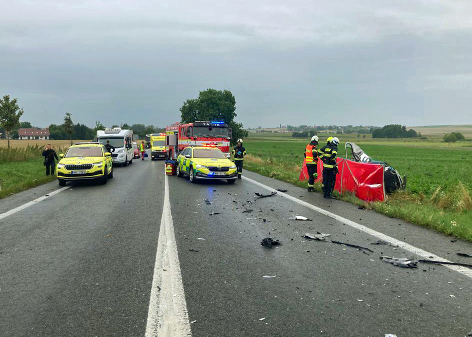 Vážná nehoda se stala v úterý dopoledne na silnici I/35 mezi Hradcem Králové a Hořicemi. Foto: ZZS KHK