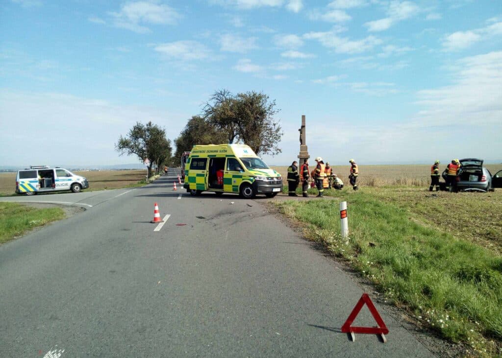 Vážná nehoda se stala v pátek dopoledne na křižovatce na silnici mezi Výšovicemi a Němčicemi nad Hanou. Foto: HZS