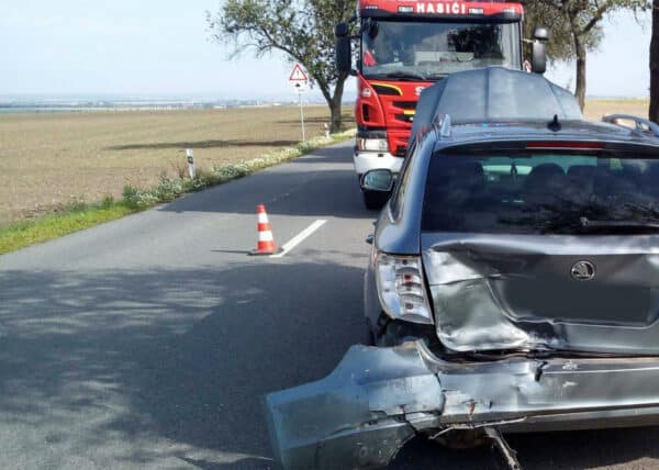 Vážná nehoda se stala v pátek dopoledne na křižovatce na silnici mezi Výšovicemi a Němčicemi nad Hanou. Foto: HZS