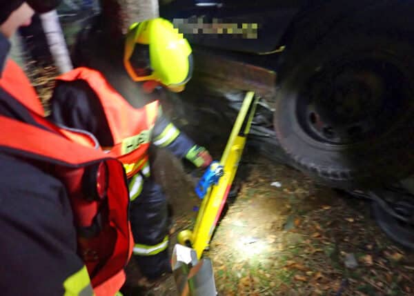 Vážná nehoda v Zádveřicích-Rakové na Zlínsku. Auto skončilo mezi stromy. Foto: HZS ZLK