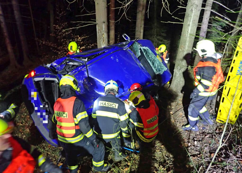Vážná nehoda v Zádveřicích-Rakové na Zlínsku. Auto skončilo mezi stromy. Foto: HZS ZLK