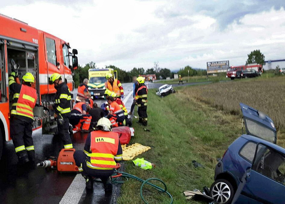 Vážná nehoda na silnici I/21 u vodní nádrže Jesenice na Karlovarsku. Foto: HZS KVK