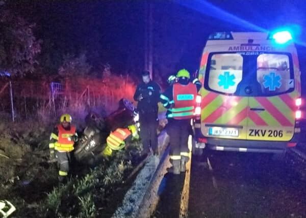 Další nehody se staly v noci na čtvrtek. Jedno auto skončilo na střeše v příkopu. Foto: HZS KVK