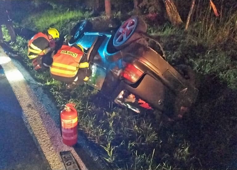 Další nehody se staly v noci na čtvrtek. Jedno auto skončilo na střeše v příkopu. Foto: HZS KVK