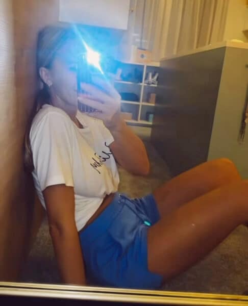 Zoufalá a vyděšená Nela Slováková bojovala ve svém bytě s pavoukem. Zdroj: Instagram