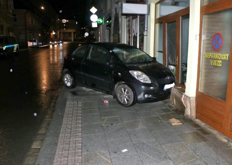 Opilý řidič se v Klatovech pokusil najet do lidí. Foto: PČR