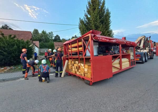 Na Vyškovsku se zřítila zeď u domu, jeden člověk se zranil. Foto: HZS