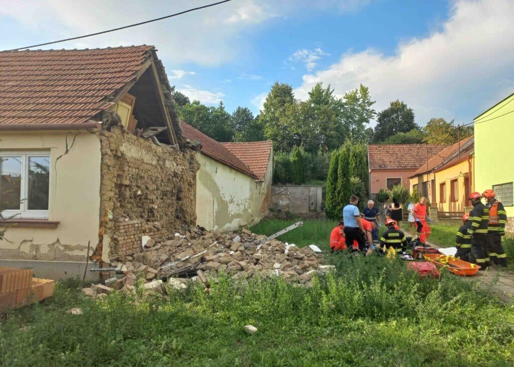 Na Vyškovsku se zřítila zeď u domu, jeden člověk se zranil. Foto: HZS