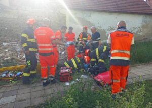Na Vyškovsku se zřítila zeď u domu, jeden člověk se zranil. Foto: HZS