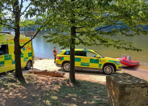 Ženu, která se topila na přehradě Pastviny, zachraňovali zdravotníci. Foto: ZZS