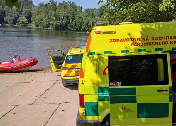 Ženu, která se topila na přehradě Pastviny, zachraňovali zdravotníci. Foto: ZZS