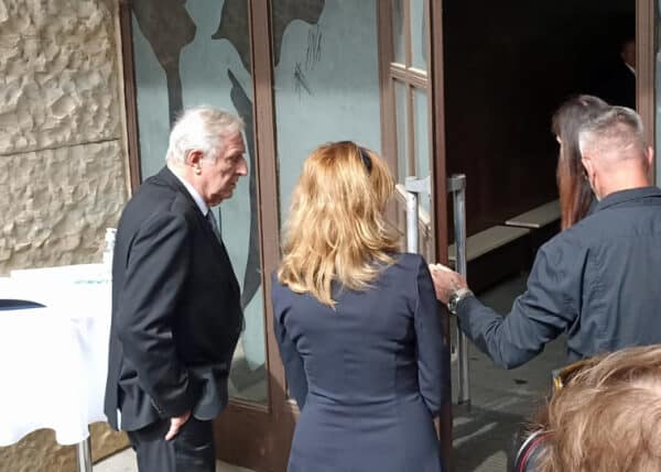Na pohřeb herečky Jany Šulcové dorazili herečtí kolegové i kolegyně. Foto: ČRzprávy.cz