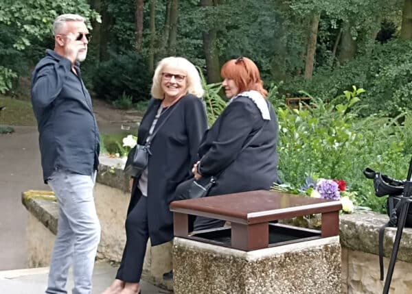 Na pohřeb herečky Jany Šulcové dorazili herečtí kolegové i kolegyně. Foto: ČRzprávy.cz