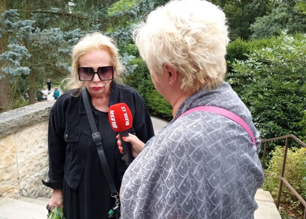 Na pohřeb herečky Jany Šulcové dorazili herečtí kolegové i kolegyně. Foto: ČRzprávy.cz