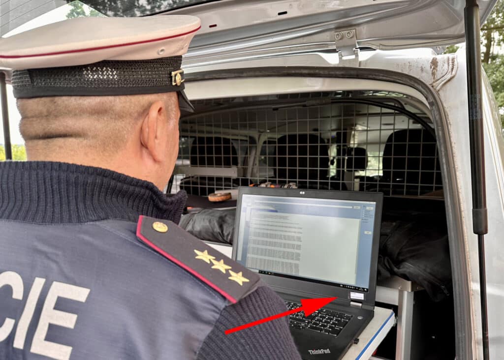 Policista při prezentaci ukázal veřejnosti heslo od policejních počítačů. Foto: PČR