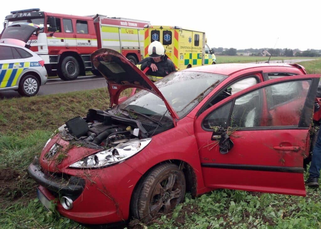 Dopravní nehody řeší od pondělního rána hasiči na Královehradecku. Foto: HZS KHK